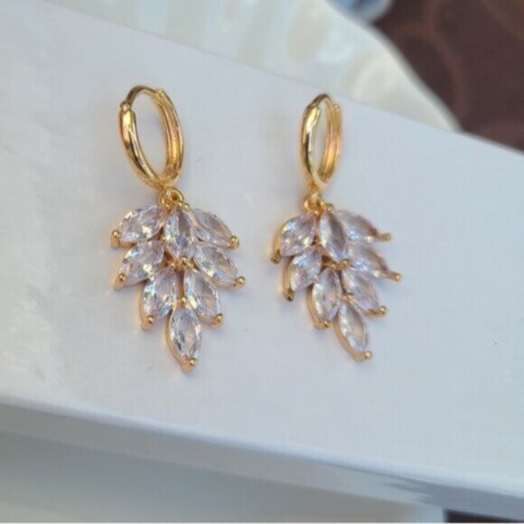 Gorgeous Gold Tone Flower Drop Crystal Dangle Earrings - Picture 9 of 10